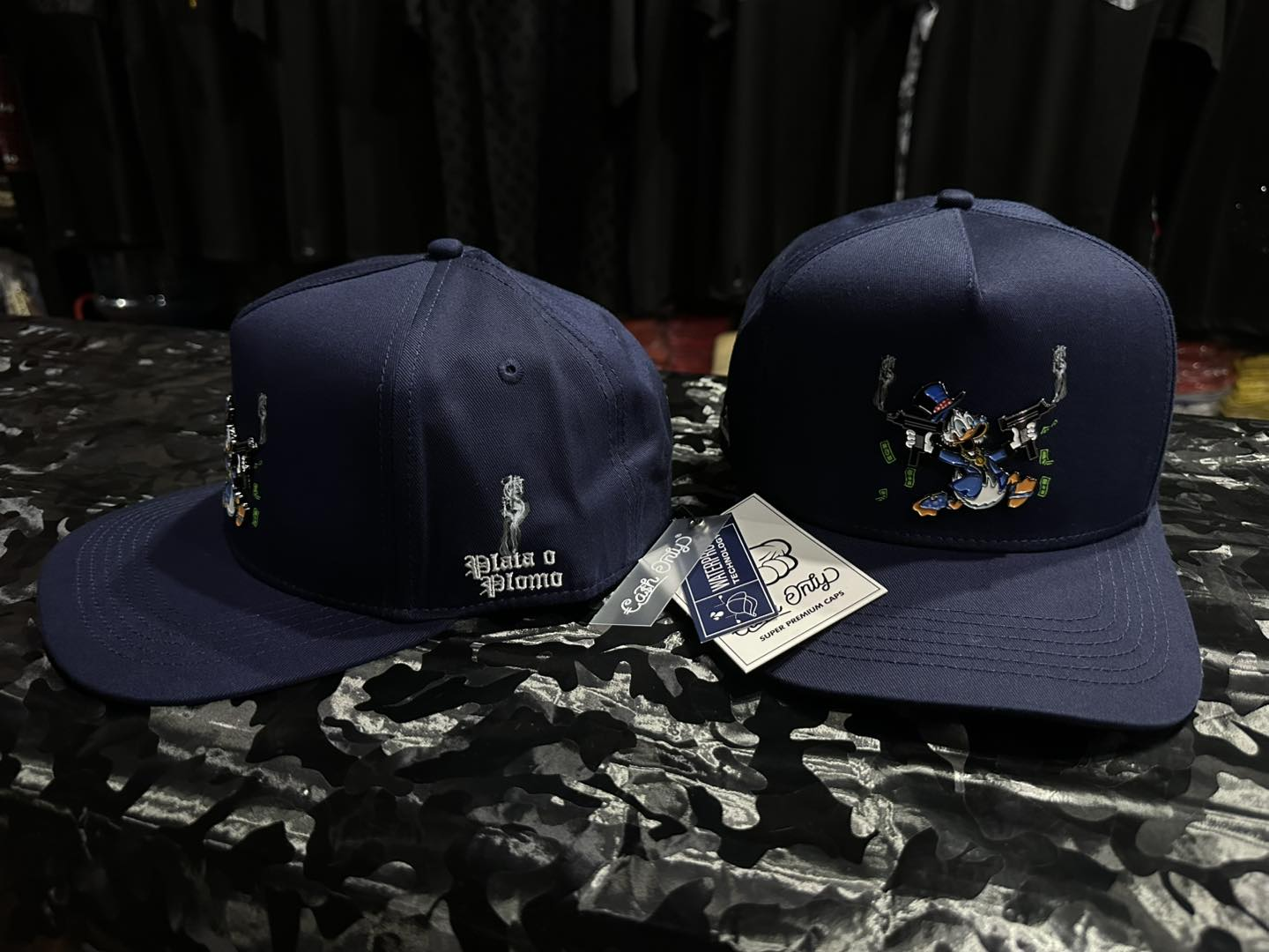 Gorra Cash Only Mc Pato Plata O Plomo